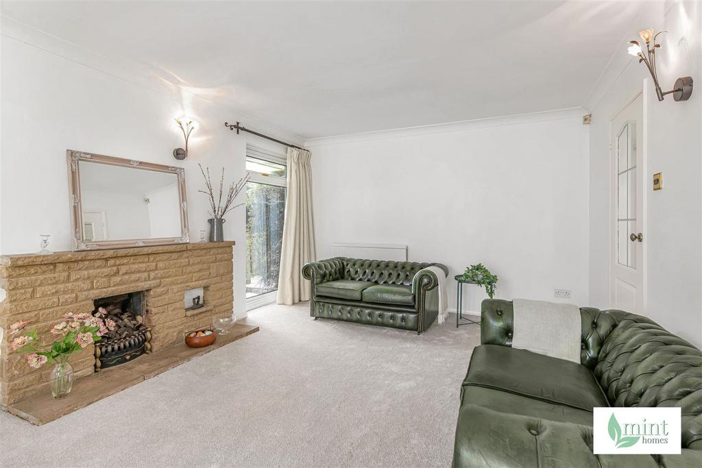 Selbourne Avenue New Haw KT15 - Image 6 1024x1024