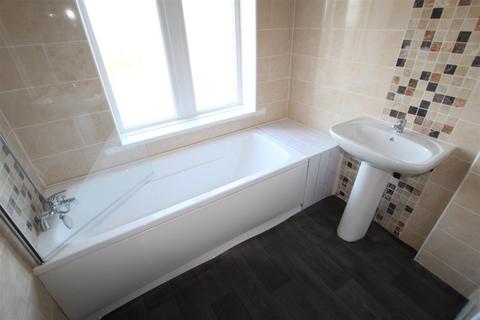 4 bedroom detached house to rent, Leylands Lane, Bradford, BD9