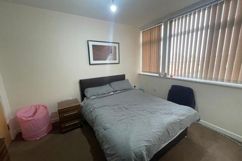 2 bedroom flat to rent, The Parade, Leicester