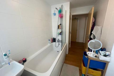 2 bedroom flat to rent, The Parade, Leicester
