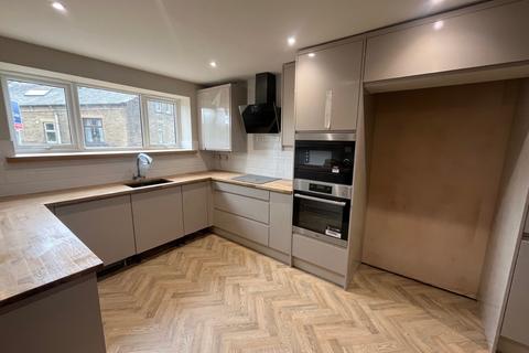 5 bedroom semi-detached house to rent, Halifax Road, West Yorkshire OL14