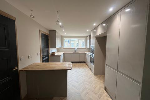 5 bedroom semi-detached house to rent, Halifax Road, West Yorkshire OL14
