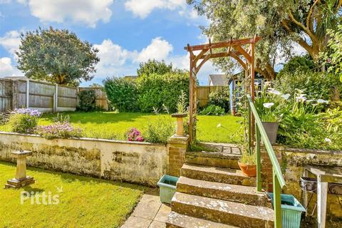 3 bedroom detached bungalow to rent, Marina Avenue Ryde PO33