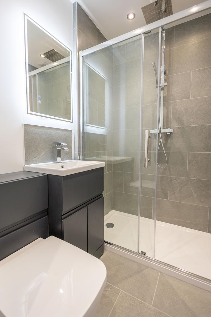 En suite  to bedroom 1