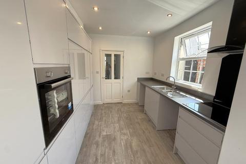 4 bedroom end of terrace house to rent, North Road, Torpoint