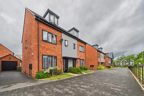 3 bedroom semi-detached house to rent - Vendace Road, Shirley B90