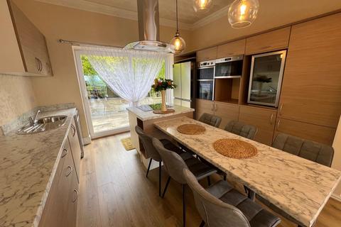 5 bedroom detached house to rent, Toftshaw Fold, Bradford BD4