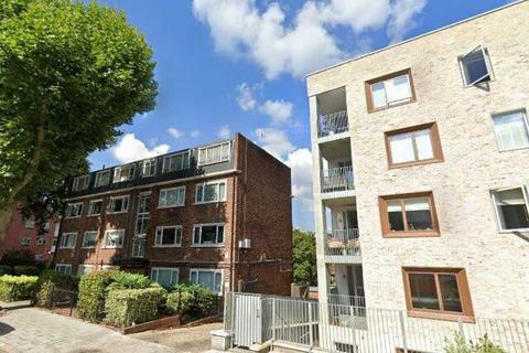 Garage to rent, Knollys Road, London SW16