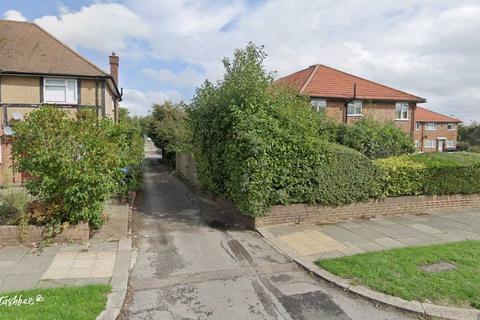 Garage to rent, West Close, Cockfosters EN4
