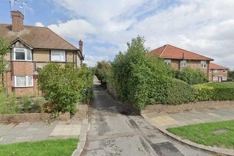Garage to rent, West Close, Cockfosters EN4