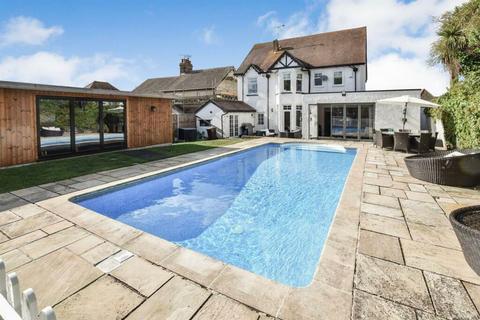 4 bedroom detached house for sale, Vicarage Hill, Benfleet, SS7