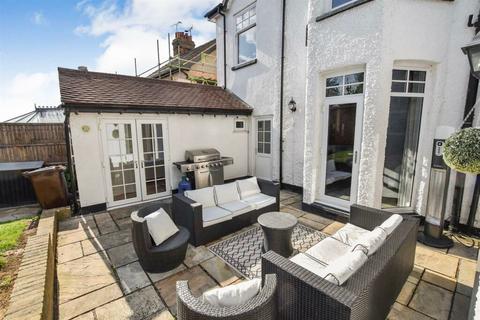 4 bedroom detached house for sale, Vicarage Hill, Benfleet, SS7