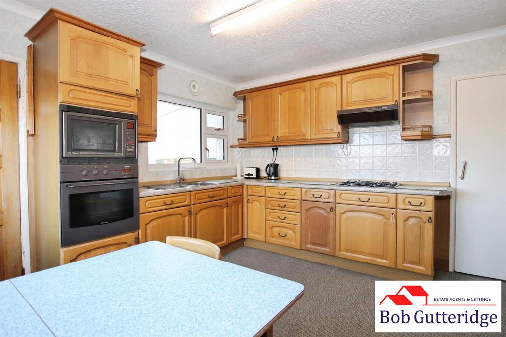 Fitted kitchen / dining room