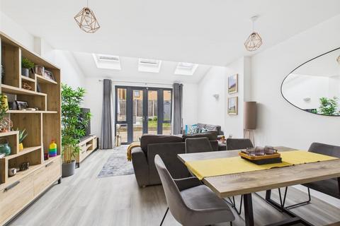 3 bedroom semi-detached house for sale, Bennett Close, Coulsdon CR5