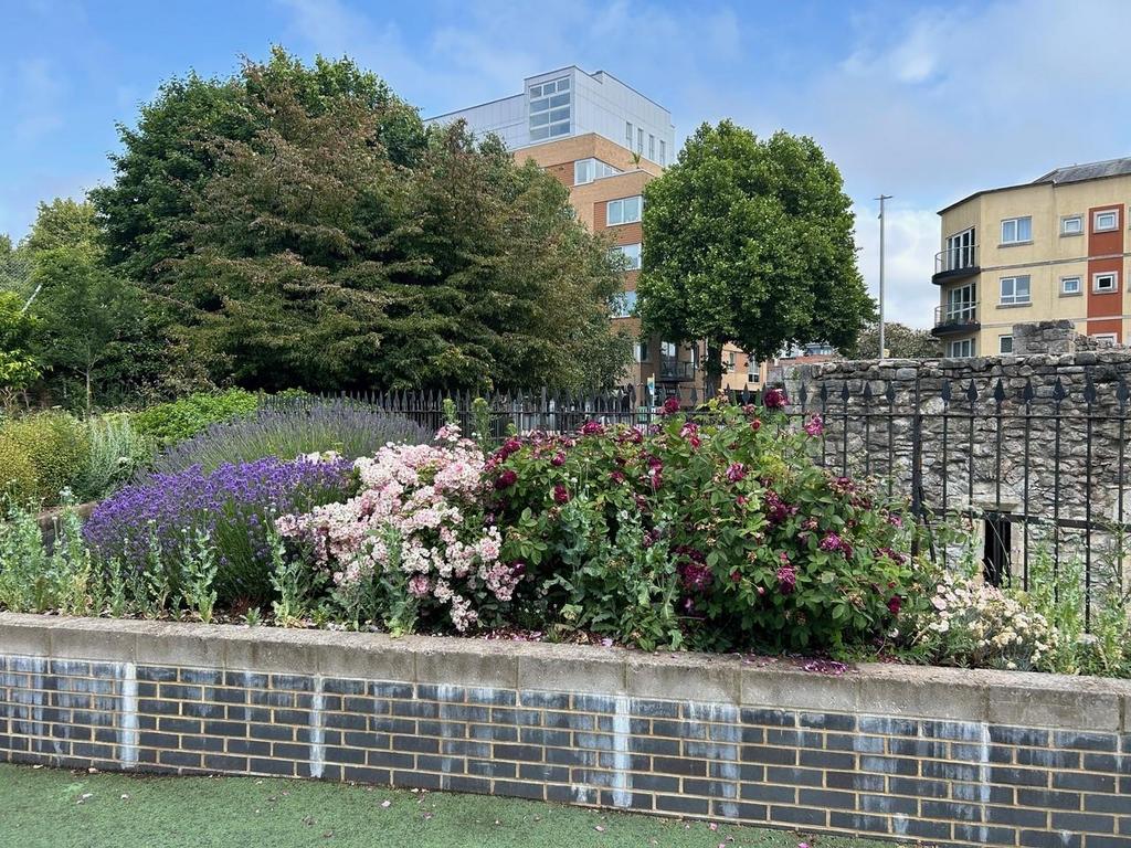 83 T. Gardens.jpg