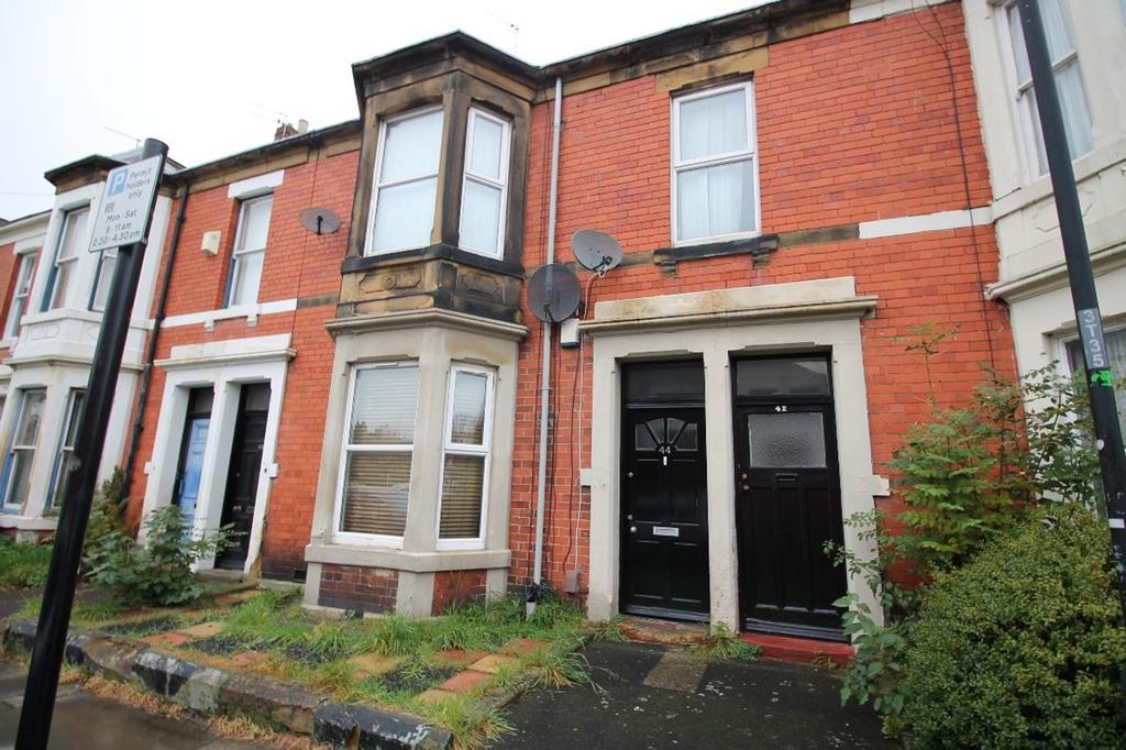 Charming front view of a traditional terraced p...
