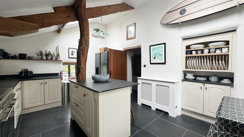 Kitchen 2.jpg