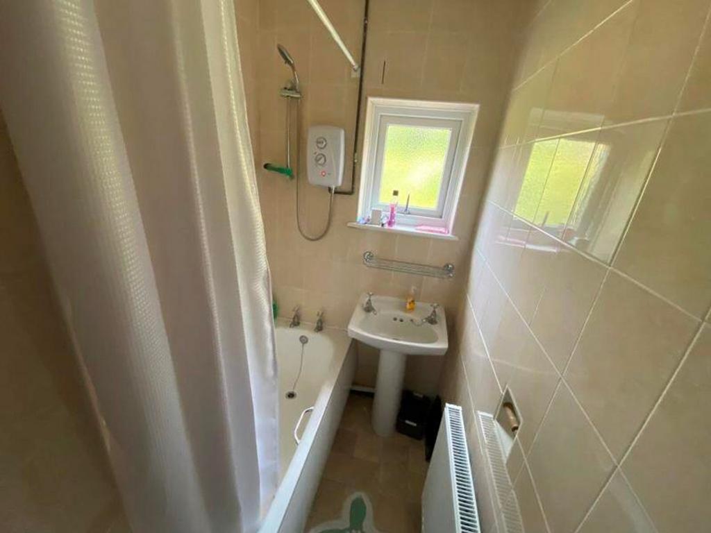 A clean bathroom featuring a bathtub and good f...