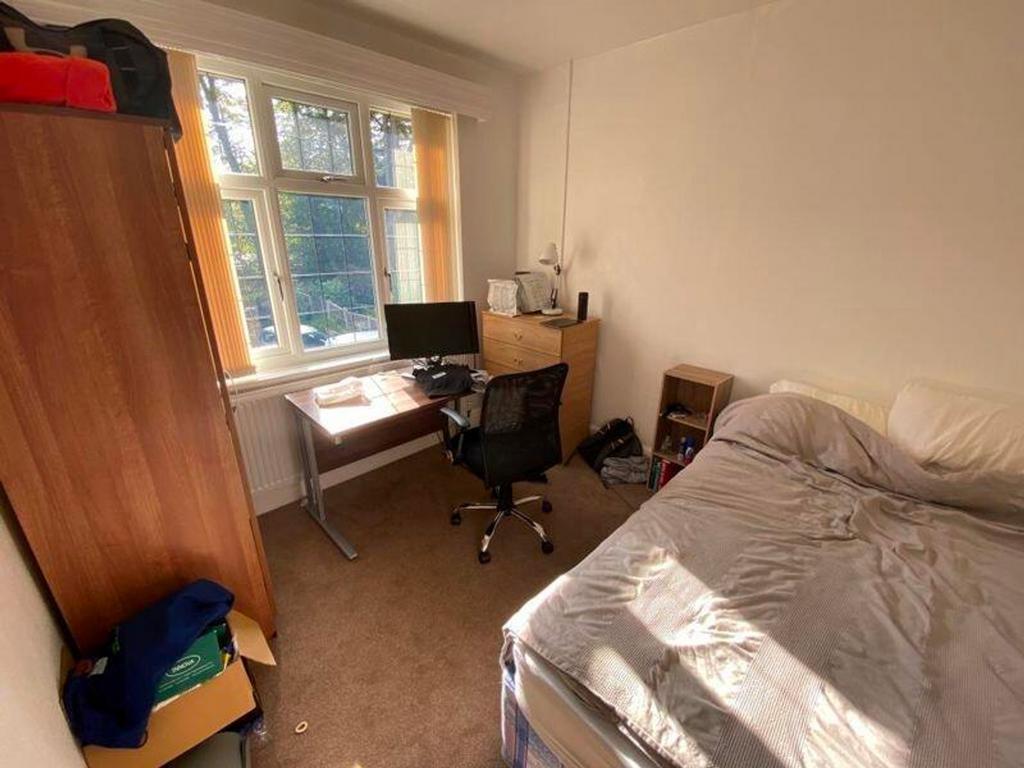 A bright and inviting double bedroom with good ...