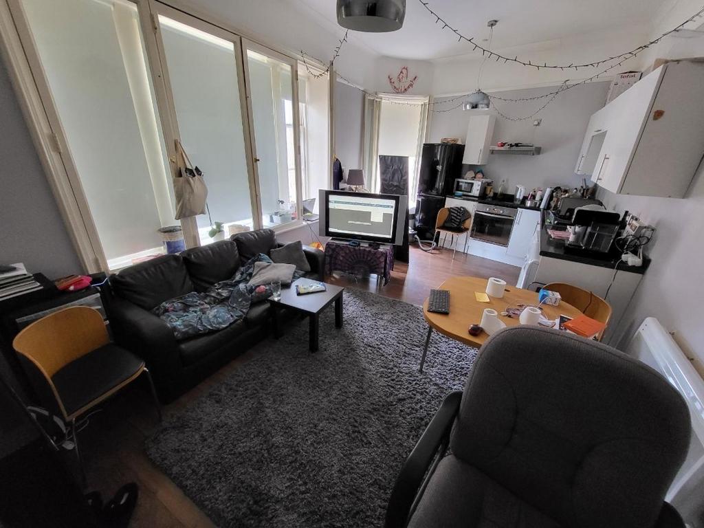 A cozy living room that features comfortable se...