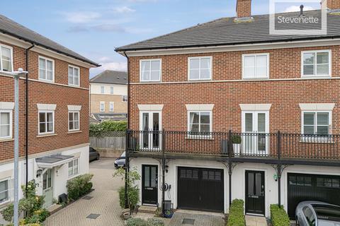4 bedroom end of terrace house for sale, Mowbray Close, Epping