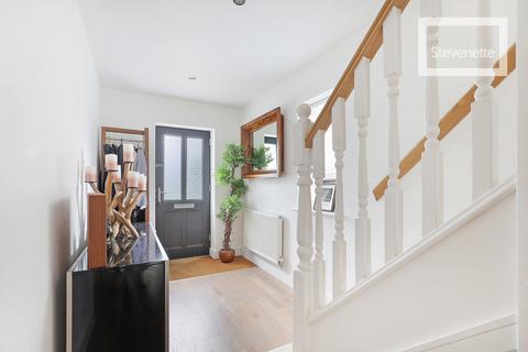 4 bedroom end of terrace house for sale, Mowbray Close, Epping