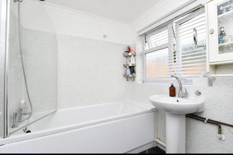 4 bedroom terraced house to rent, St. Albans Avenue, London E6