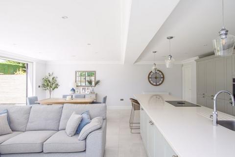 5 bedroom detached house for sale, Cherry Close, Penarth