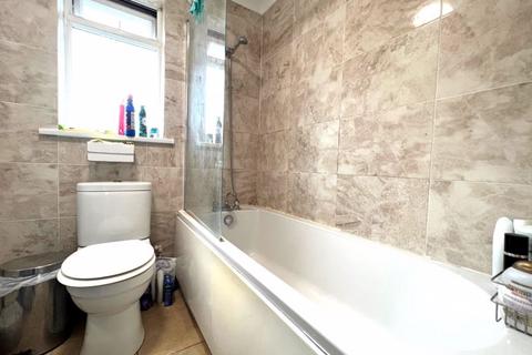 8 Truesdale Road, London, E6 5PT