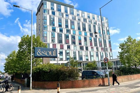 Studio to rent, Uxbridge Road