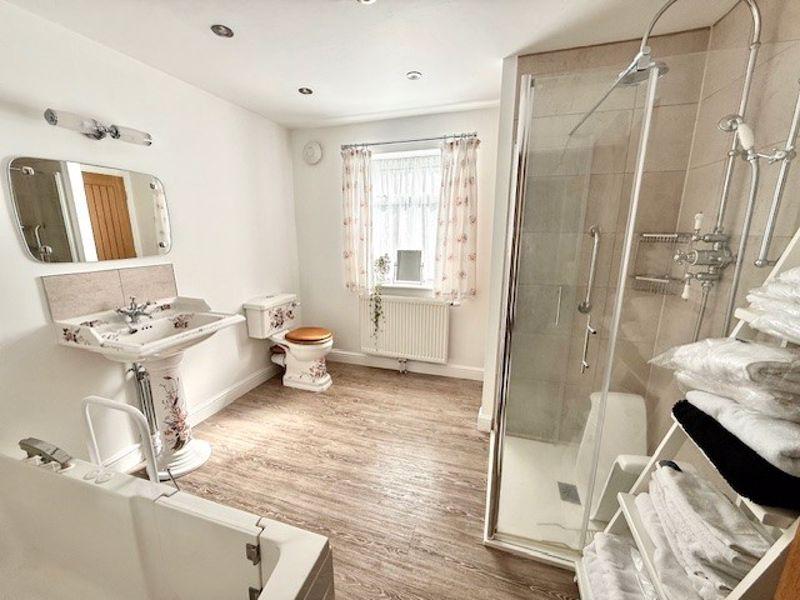 Bathroom (ground...