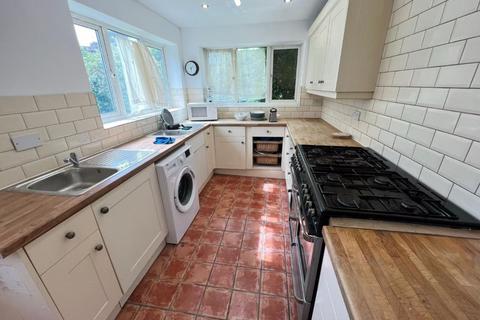 9 bedroom flat share to rent, Manor Drive