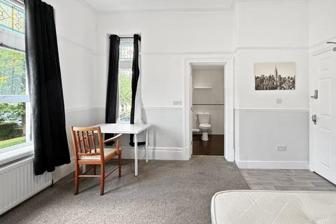 1 bedroom in a house share to rent, Cathedral Road, Cardiff, CF11