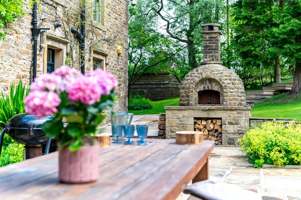 Garden/ Pizza Oven