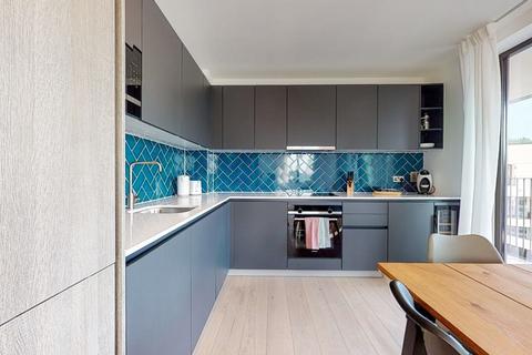 3 bedroom flat to rent, Cremer Street
