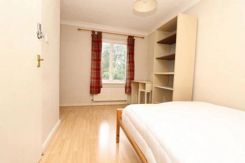 4 bedroom flat share to rent, Sextant Avenue