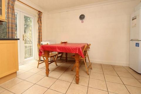 4 bedroom flat share to rent, Sextant Avenue