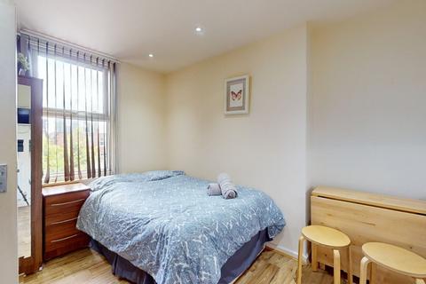 Studio to rent, Ash Grove