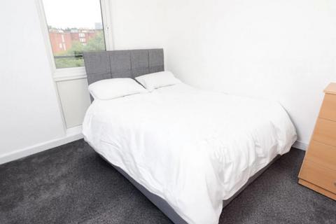 4 bedroom flat share to rent, Crayford Road