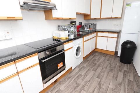 4 bedroom flat share to rent, Crayford Road