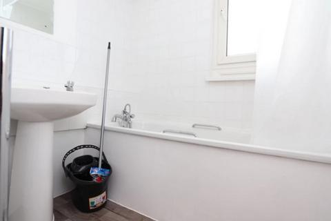 4 bedroom flat share to rent, Crayford Road