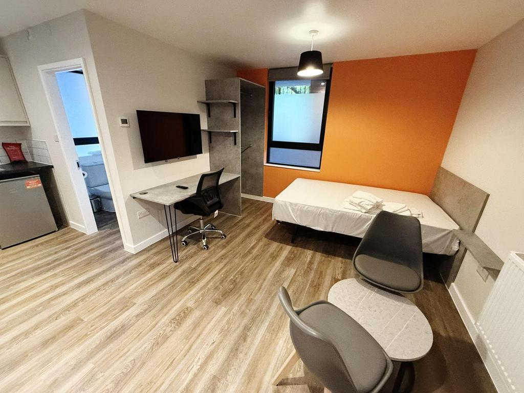 A spacious and modern double bedroom with good ...