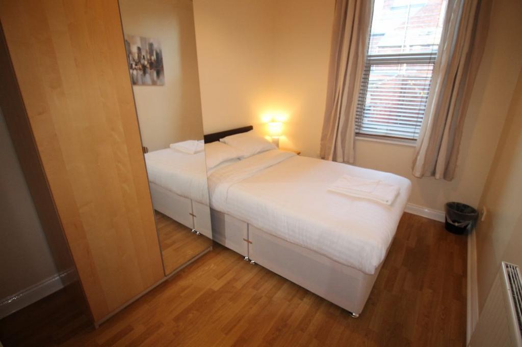 This inviting double bedroom features ample nat...