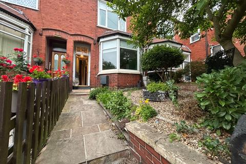 3 bedroom terraced house to rent, Priory Avenue, Salford M7
