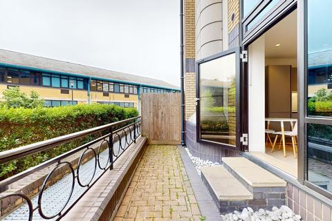 Studio to rent, New Horizons Court
