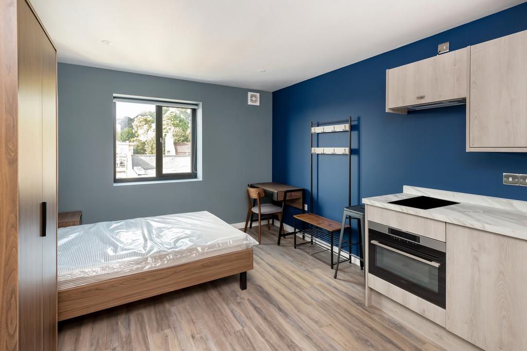 A modern and inviting double bedroom featuring ...