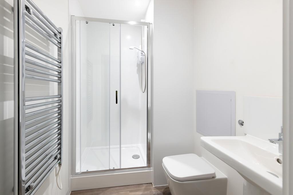 A modern and clean bathroom featuring a spaciou...