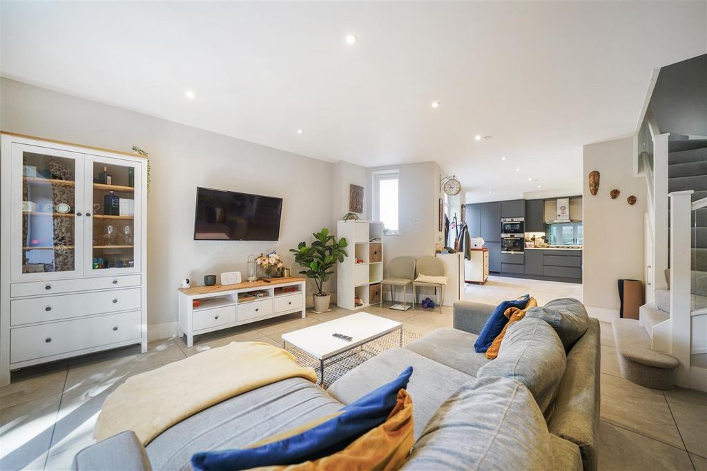 3 Court Mews - 35s PB4hg Y1j U439vx Xjv.jpg