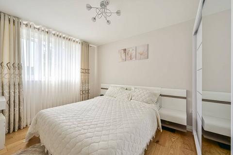 3 bedroom flat for sale, Hayward Gardens, Putney, London, SW15
