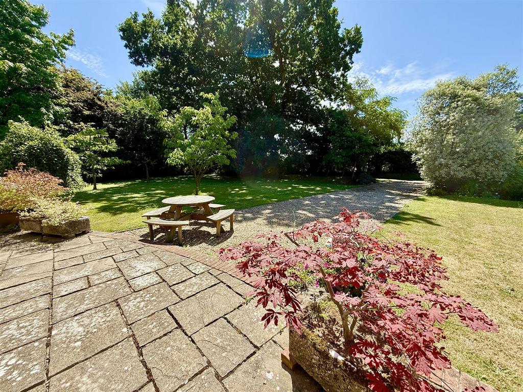 Garden to front